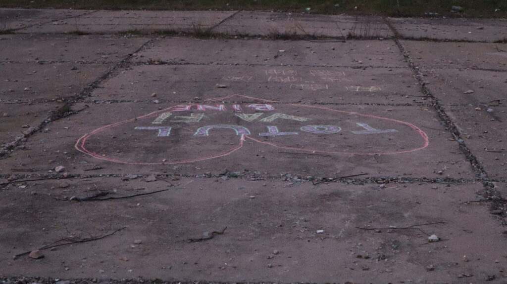 Loveheart on park wall saying 'totul va fi bine' (everything will be fine)